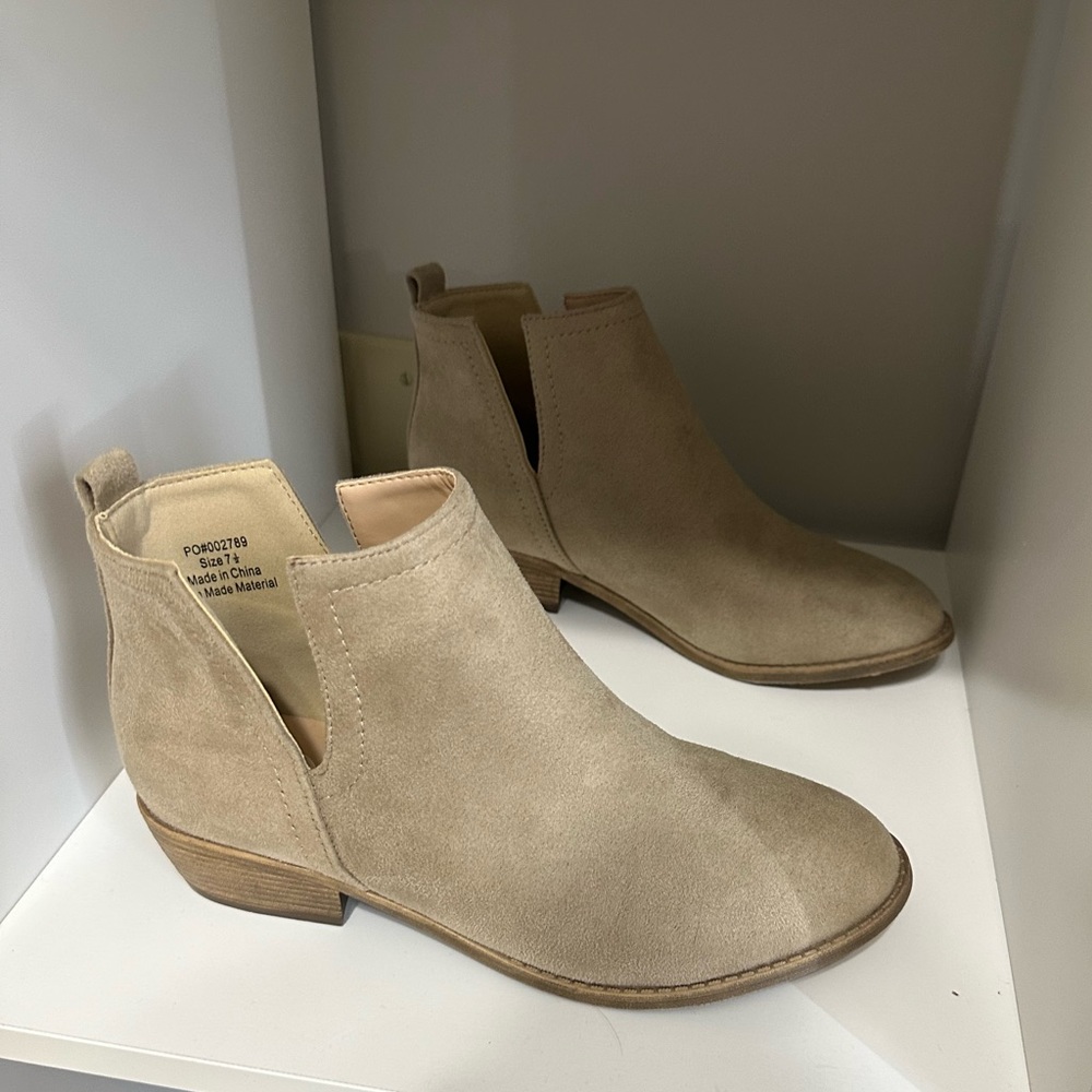 ShoeDazzle Women’s Slide-On Khaki/Tan Suede Ankle Booties. Size 7.5. NWOT!